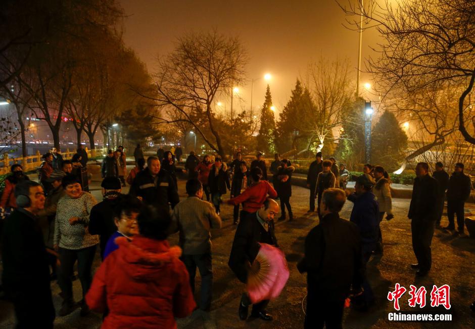 北京雾霾夜晚公园广场舞照旧