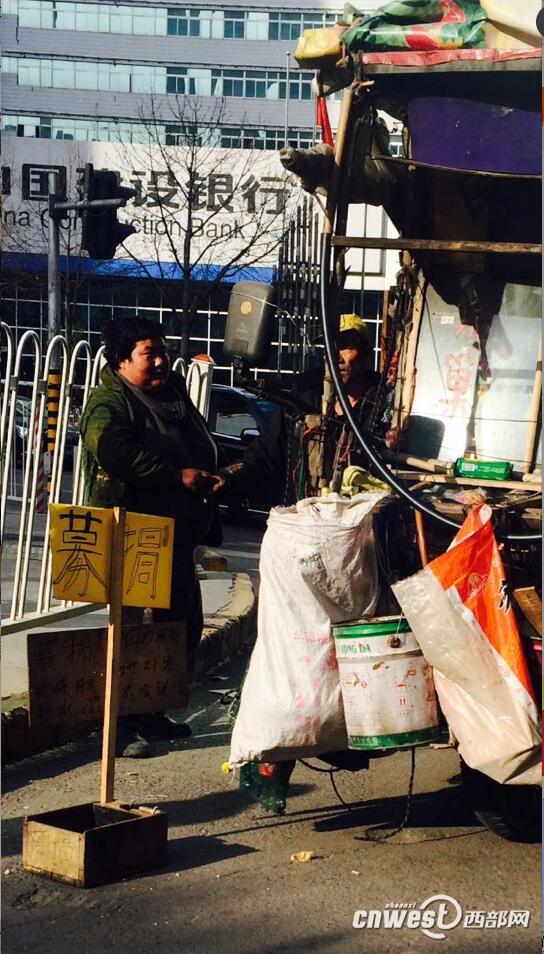西安街头现三轮“房车” 车内生活设施齐全
