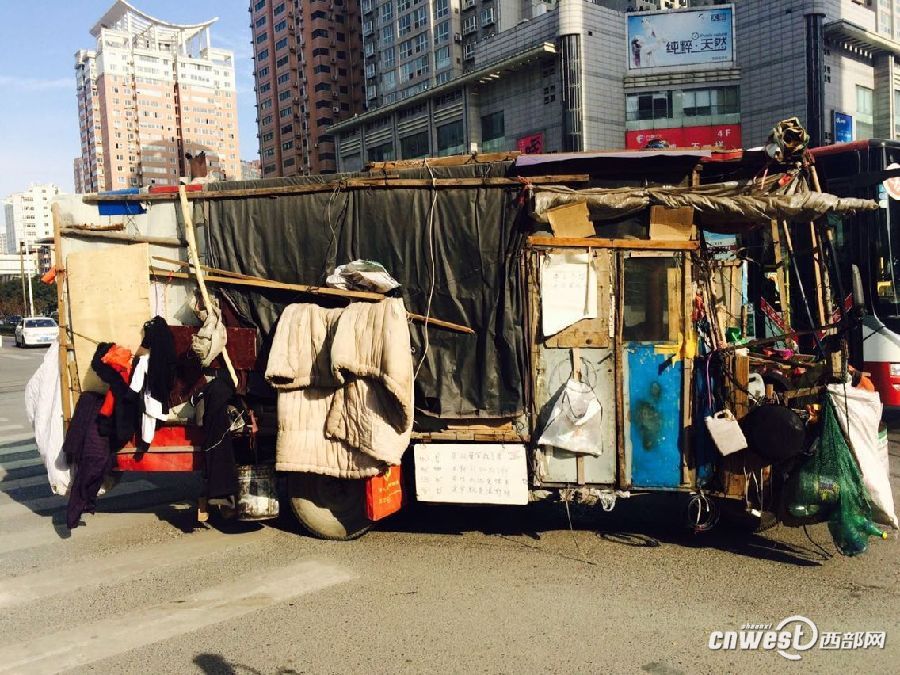 西安街头现三轮“房车” 车内生活设施齐全