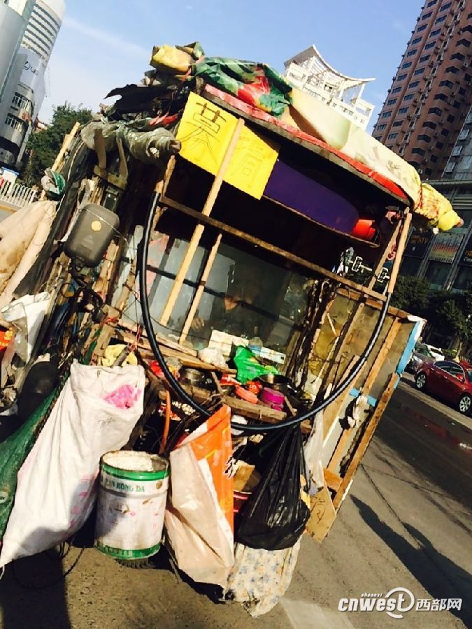 西安街头现三轮“房车” 车内生活设施齐全