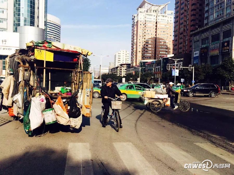 西安街头现三轮“房车” 车内生活设施齐全