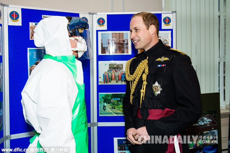 威廉王子为英军抗击埃博拉医务人员颁发奖章