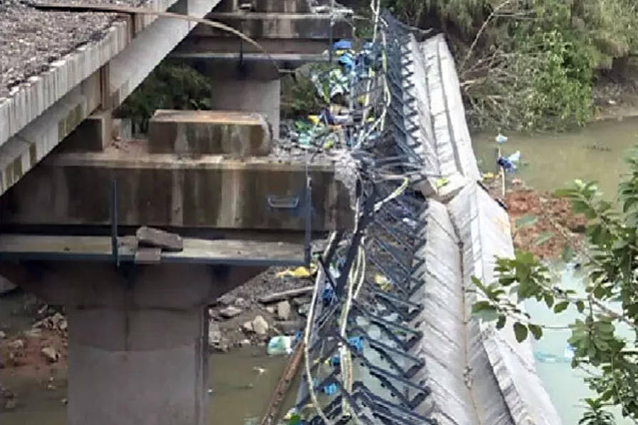 广东一铁路高架桥倒塌 致一死七伤