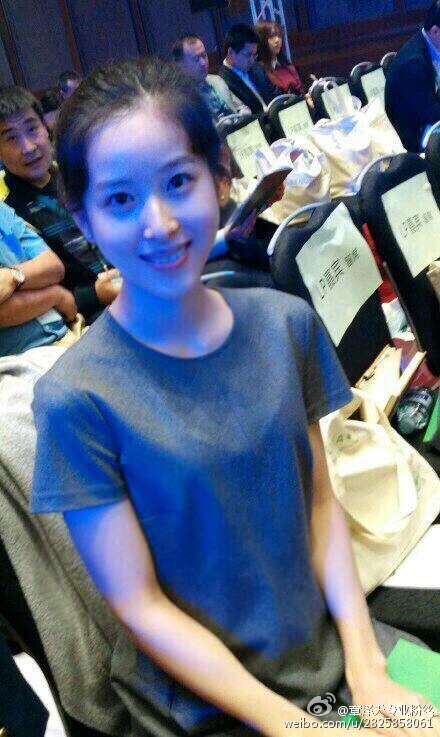 网曝奶茶妹妹挺孕肚拍写真 与刘强东相拥秀恩爱