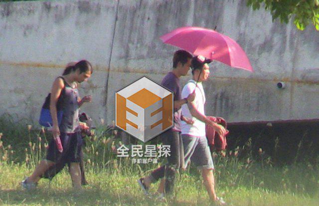 钟汉良疑隐婚被坐实 酒店与妻女团聚