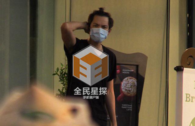钟汉良疑隐婚被坐实 酒店与妻女团聚