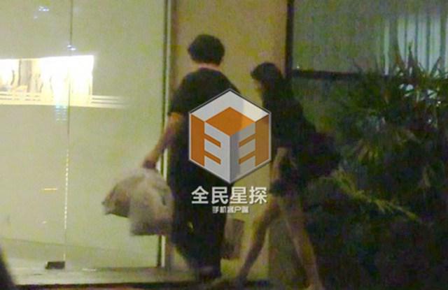 钟汉良疑隐婚被坐实 酒店与妻女团聚