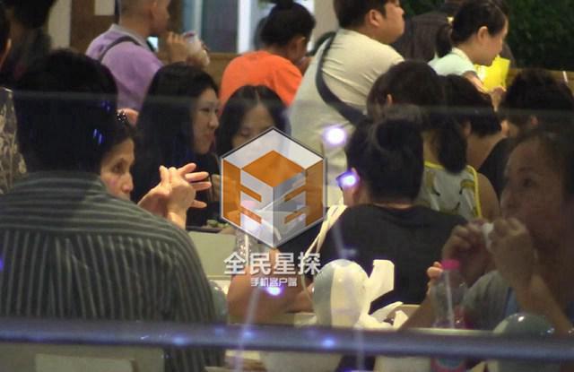 钟汉良疑隐婚被坐实 酒店与妻女团聚