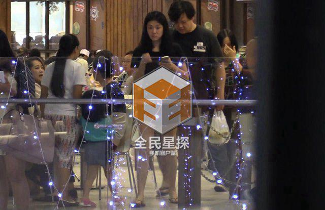 钟汉良疑隐婚被坐实 酒店与妻女团聚