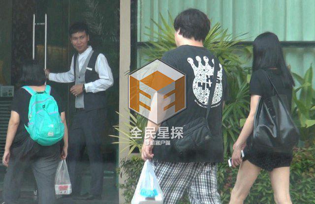 钟汉良疑隐婚被坐实 酒店与妻女团聚