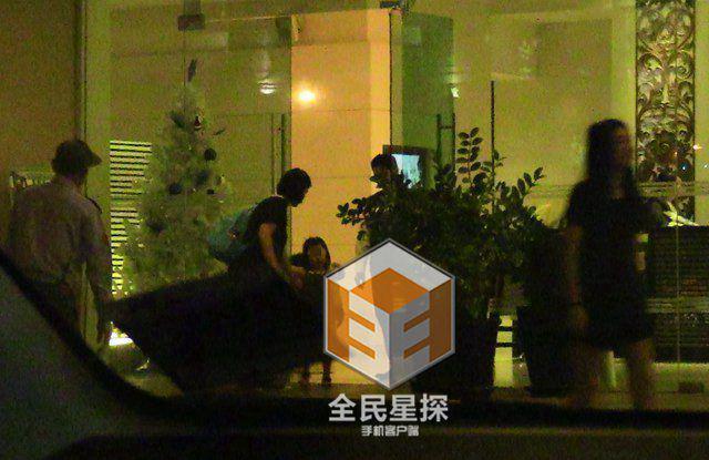 钟汉良疑隐婚被坐实 酒店与妻女团聚