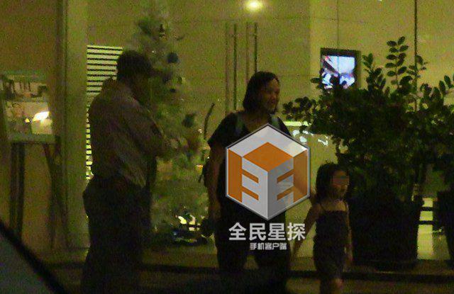 钟汉良疑隐婚被坐实 酒店与妻女团聚
