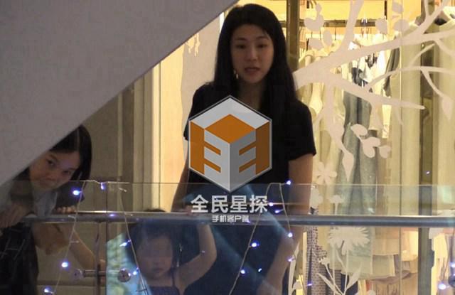 钟汉良疑隐婚被坐实 酒店与妻女团聚