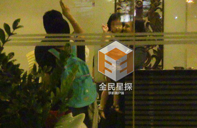 钟汉良疑隐婚被坐实 酒店与妻女团聚