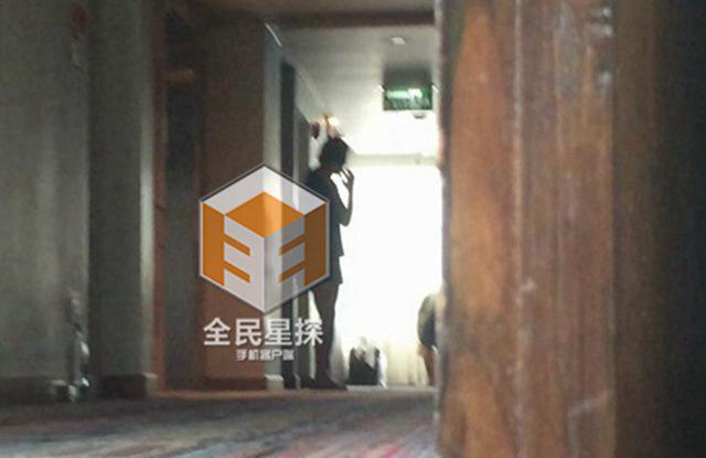 钟汉良疑隐婚被坐实 酒店与妻女团聚