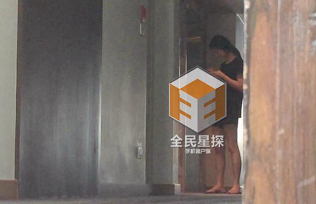 钟汉良疑隐婚被坐实 酒店与妻女团聚