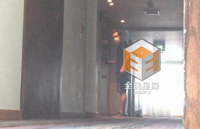 钟汉良疑隐婚被坐实 酒店与妻女团聚