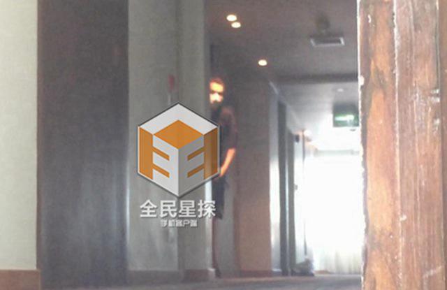 钟汉良疑隐婚被坐实 酒店与妻女团聚
