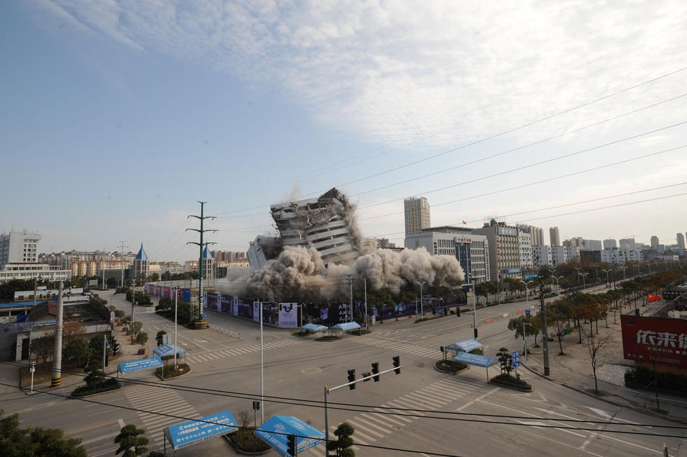 湖北荆州地标建筑被爆破 将再建新地标