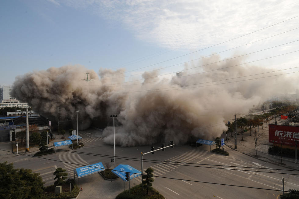 湖北荆州地标建筑被爆破 将再建新地标