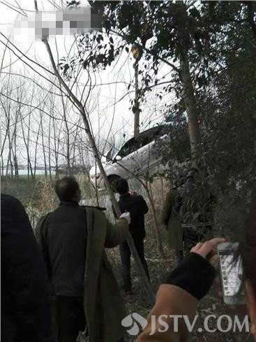江苏女司机驾车撞断树后一头扎进河里