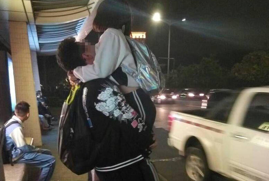 4名珠海中学生当众亲热引热议