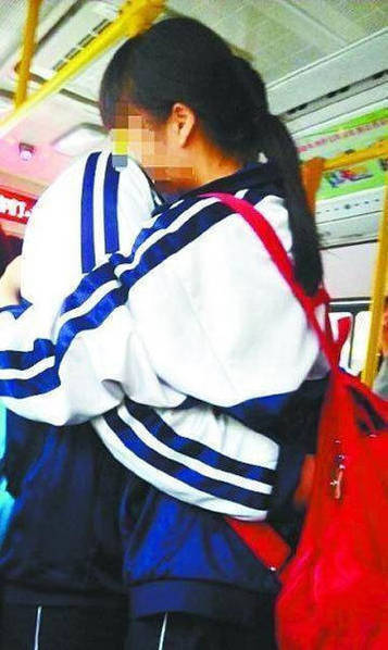 4名珠海中学生当众亲热引热议