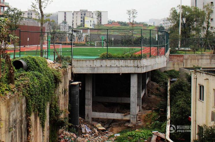 重庆一小学操场“悬空”靠水泥墩支撑