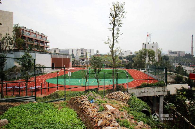 重庆一小学操场“悬空”靠水泥墩支撑