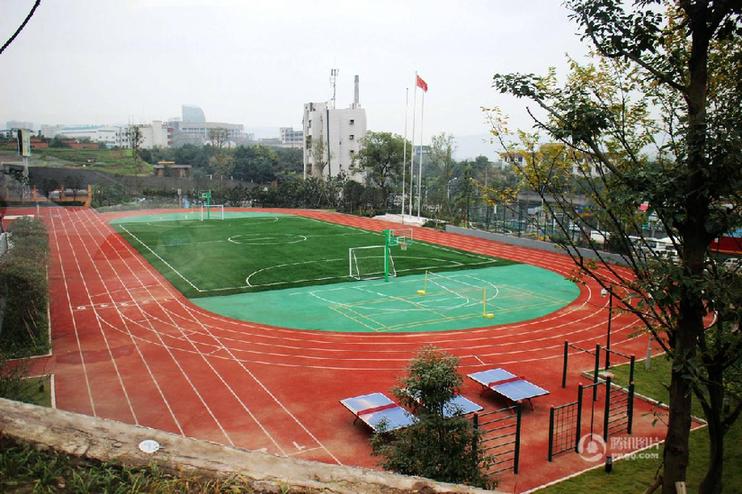 重庆一小学操场“悬空”靠水泥墩支撑