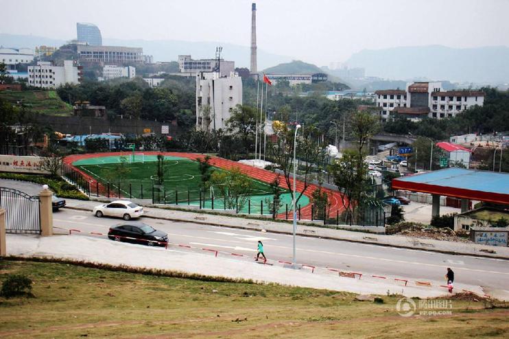 重庆一小学操场“悬空”靠水泥墩支撑