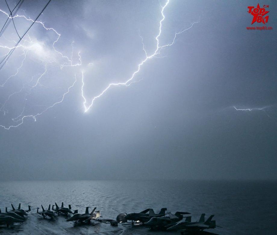 海上惊魂当航母遭遇“闪电风暴”