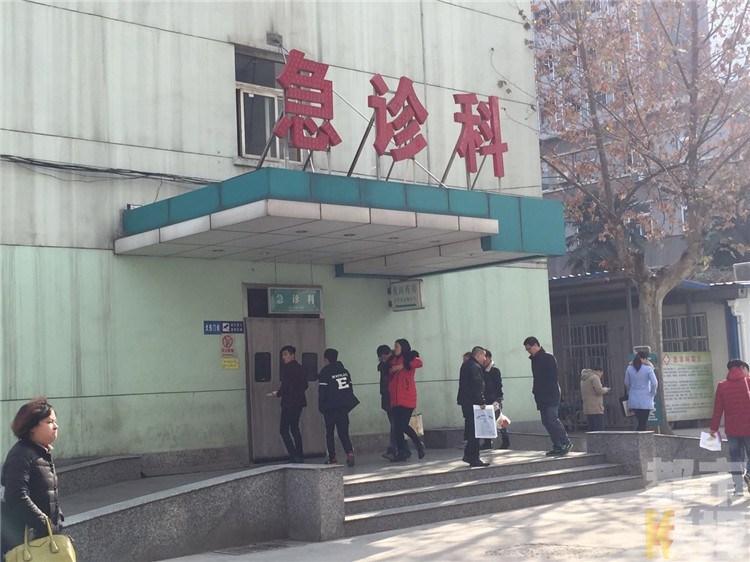 西安一男子上厕所因“多看一眼”被群殴