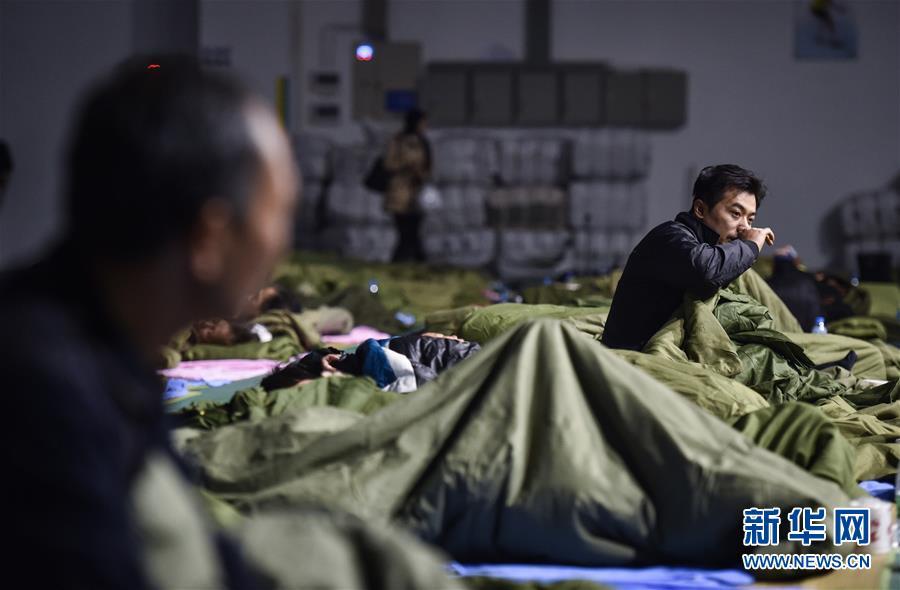 深圳山体滑坡 救援人员夜间持续搜救