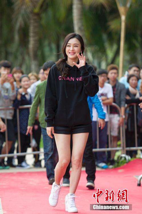 海南上百大学女生挑战比基尼三项赛