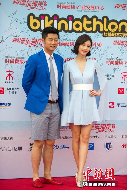 海南上百大学女生挑战比基尼三项赛