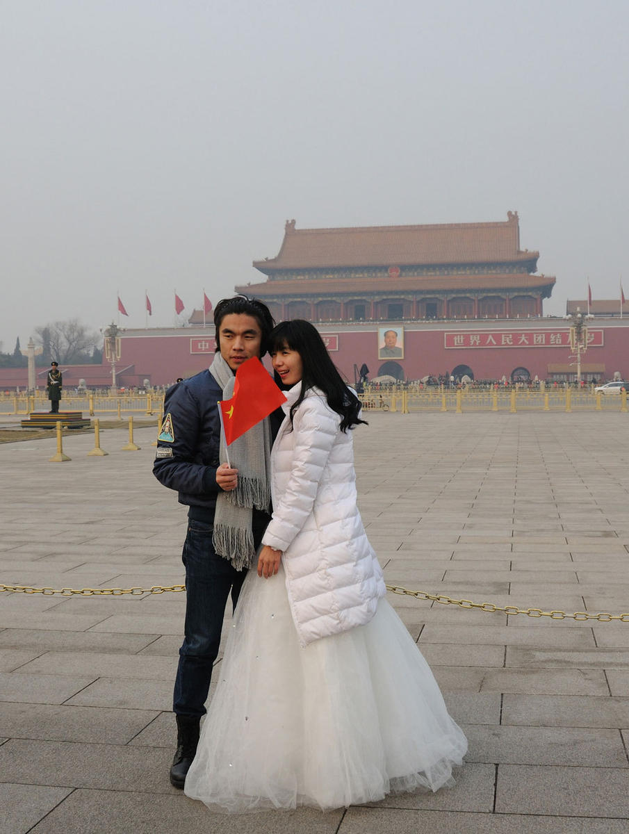 女子雾霾天在天安门广场拍婚纱照