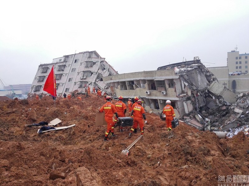 深圳滑坡事故直击：发现有生命迹象便插红旗