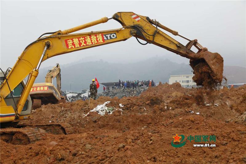 深圳山体滑坡 武警开挖掘机全力救援