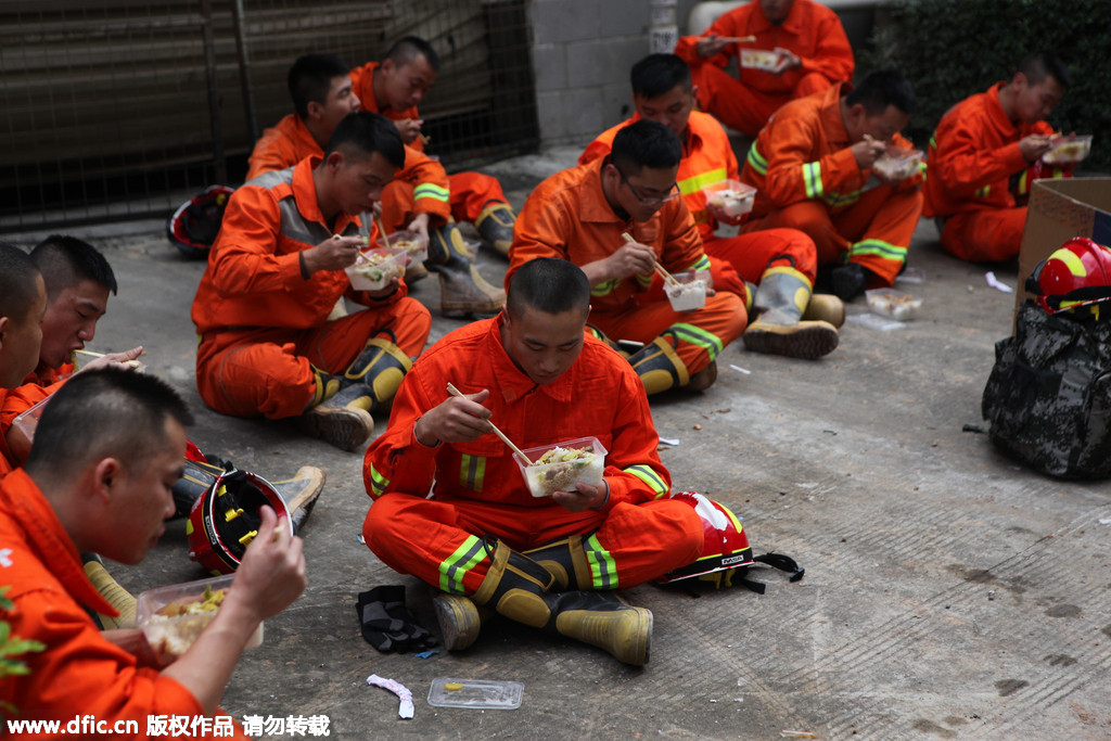 深圳滑坡救援继续 武警席地而眠