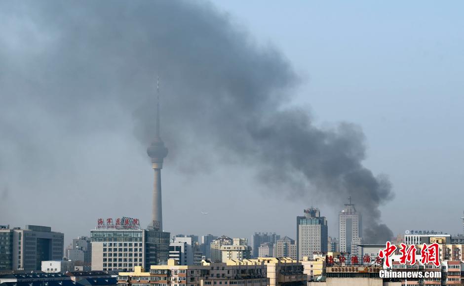 北京西三环附近大楼着火 现场冒起浓烟