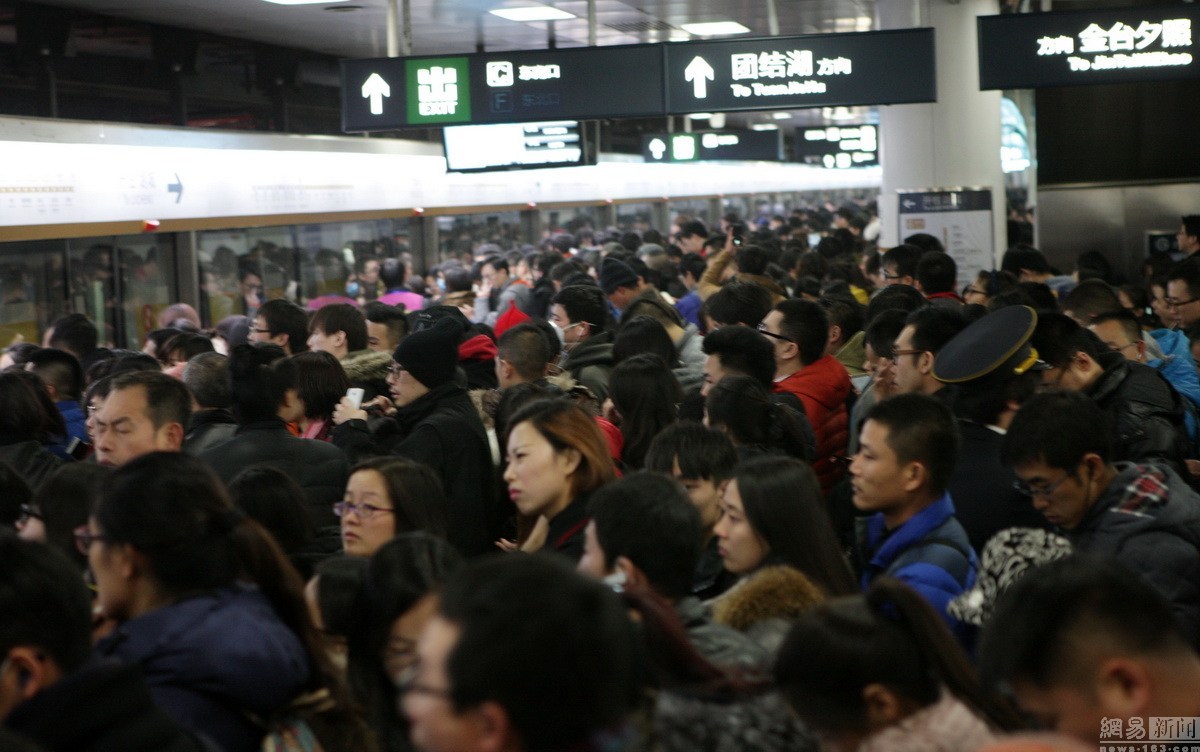 2015年12月24日,北京,平安夜晚高峰来临,北京地铁一时间"人满为患"