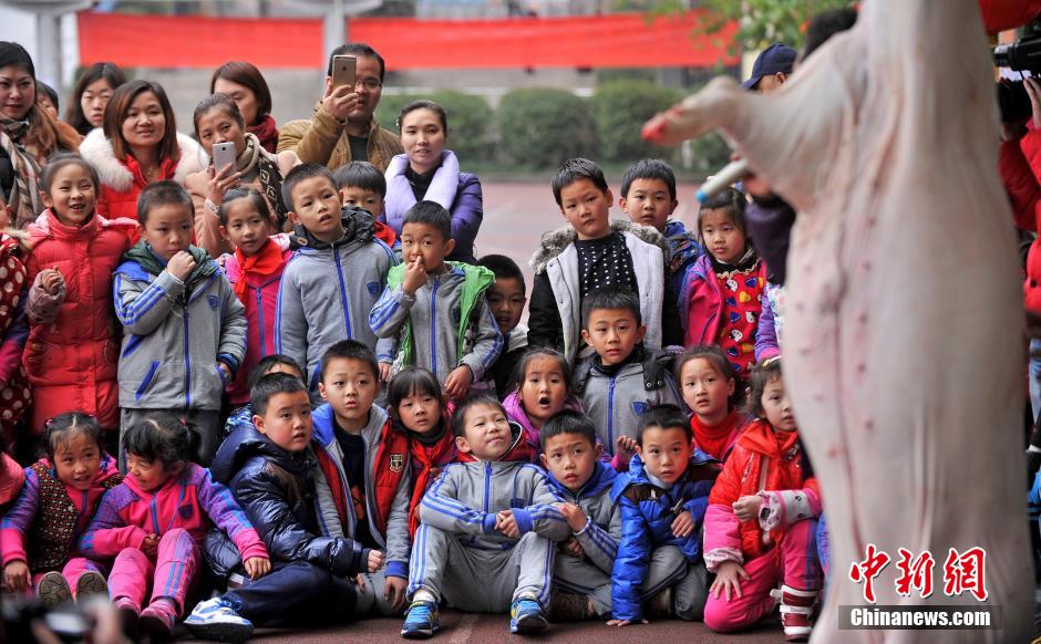 重庆一小学组织学生观看杀年猪 称弘扬传统文化