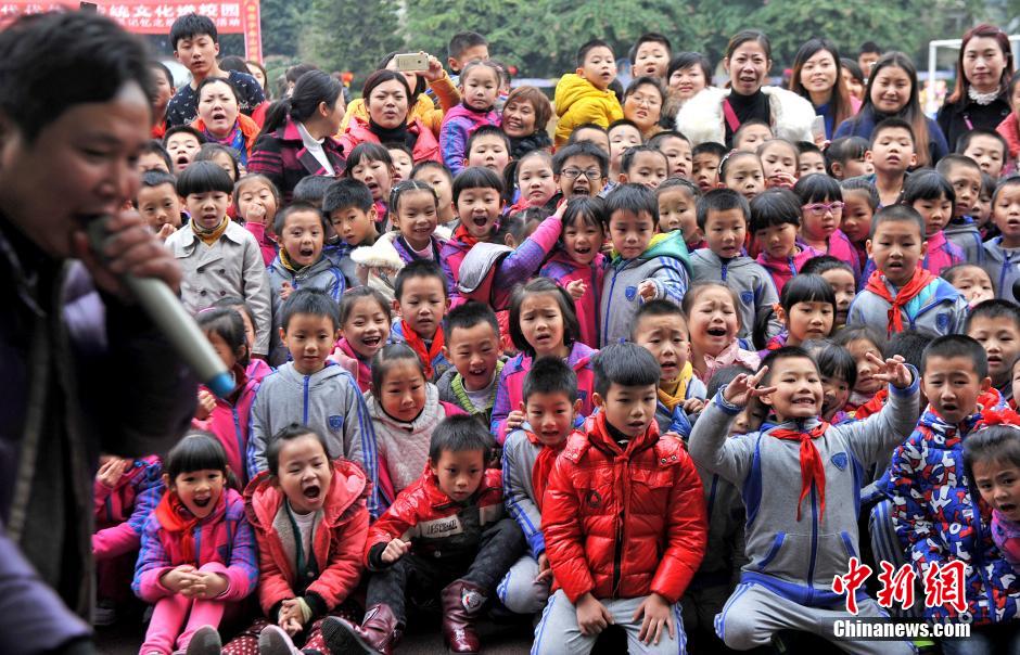 重庆一小学组织学生观看杀年猪 称弘扬传统文化