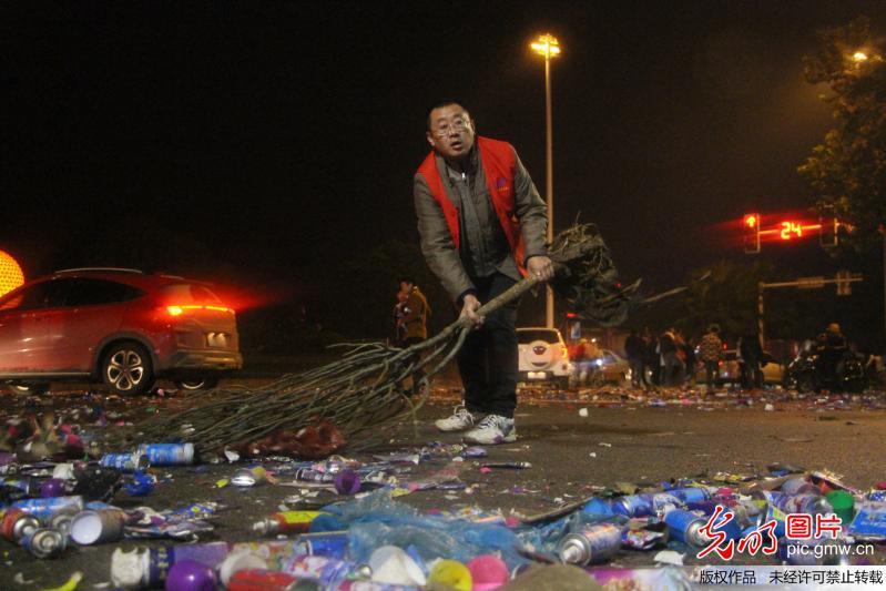 湖南衡阳平安夜狂欢过后 现场一片狼藉