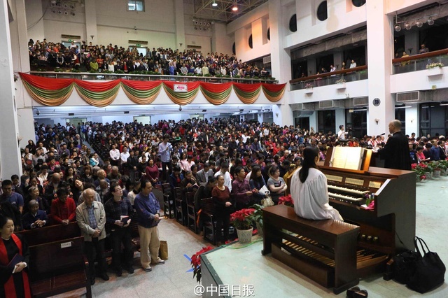 深圳数千人在教堂为滑坡失联者祈福