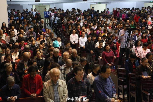 深圳数千人在教堂为滑坡失联者祈福