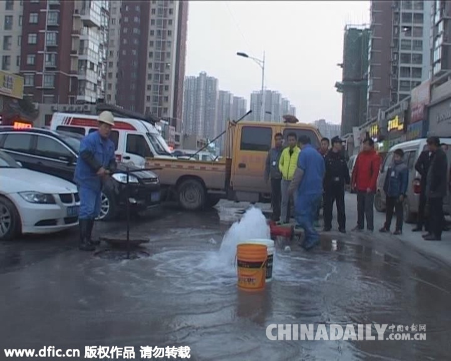南京：消防栓立马路中间 3天被撞断2次