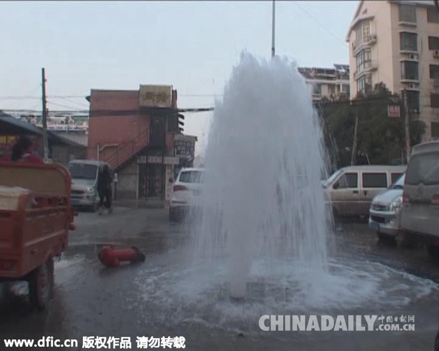 南京：消防栓立马路中间 3天被撞断2次