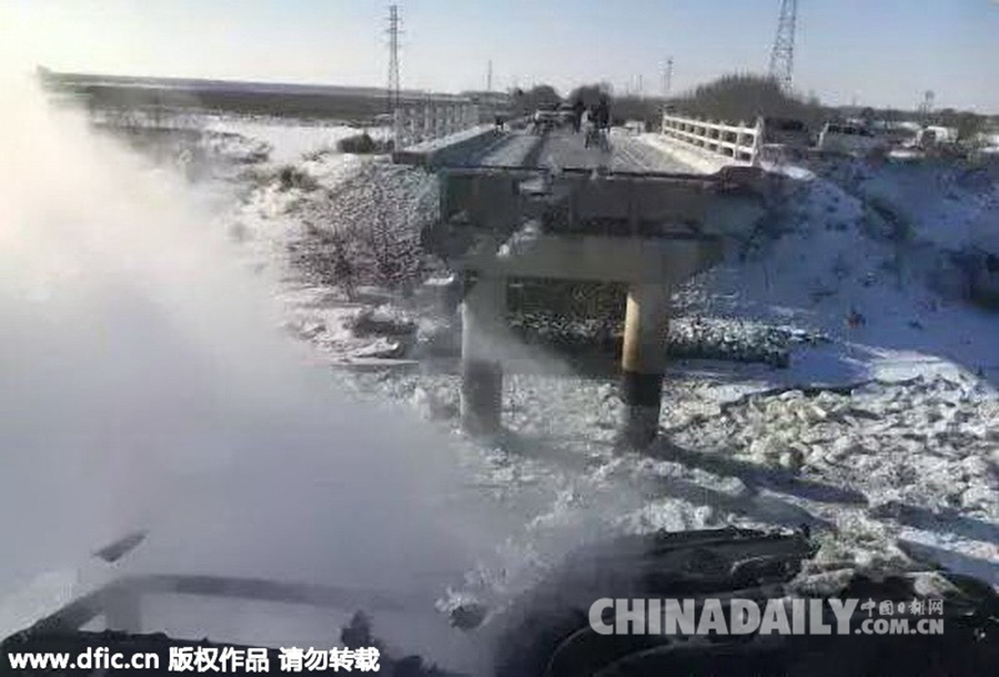 齐齐哈尔塔哈河大桥坍塌 两车坠入冰面起火